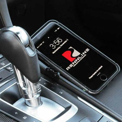 ポルシェ 991/ボクスター/ケイマン専用 マグネットスマホホルダー(センターコンソールマウント)【Rennline】 PM01.03　商品を前側の取り付け穴に装着したときのイメージ画像（スマホ有り）