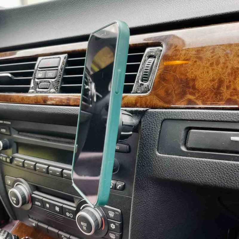 BMW 3シリーズ(E90,E92)専用 マグネット・スマホホルダー【Rennline】　商品取り付けイメージ画像